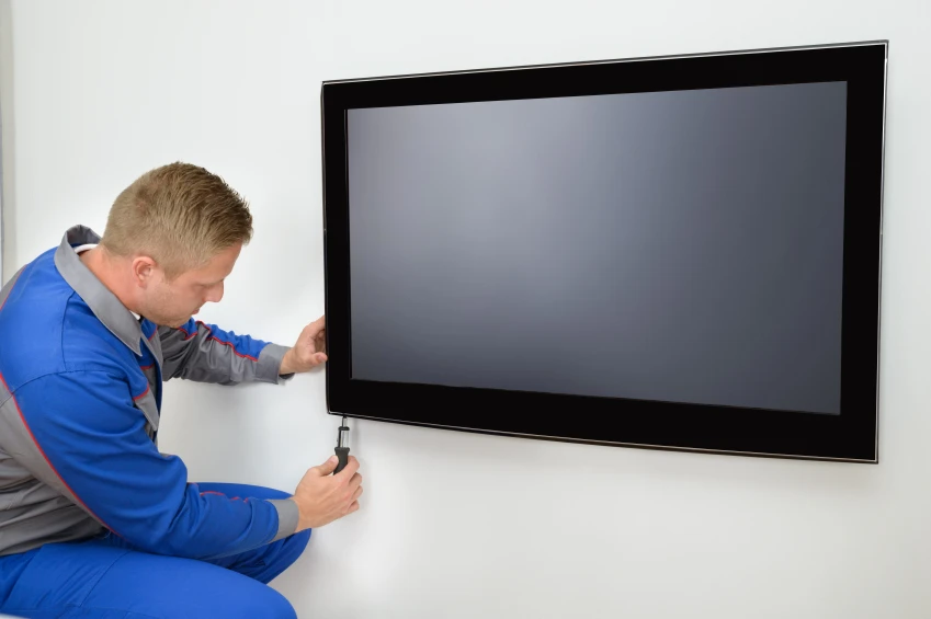 Montáž televízora v rohu miestnosti